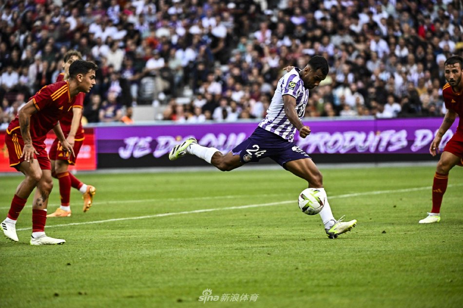 足球比赛中 足球比赛中