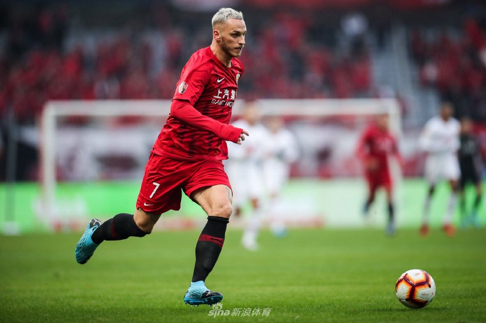 缺席至少一 缺席至少一