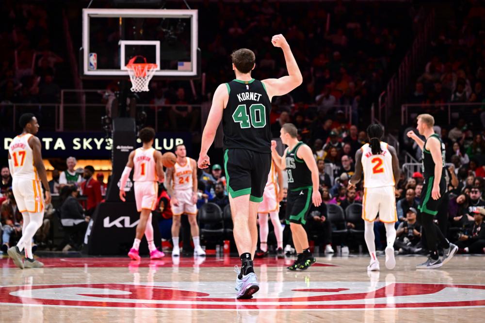 昔日防线中坚，AC米兰官推晒照祝内斯塔49岁生日快乐.