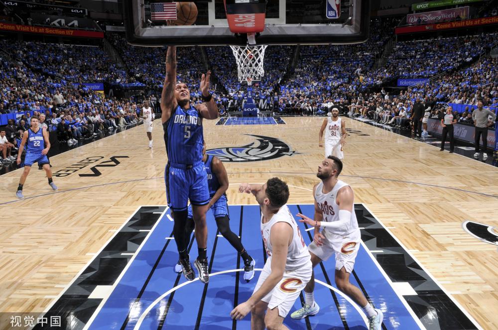 河床主席来伯纳乌球场观赛，并向老佛爷赠送球衣.