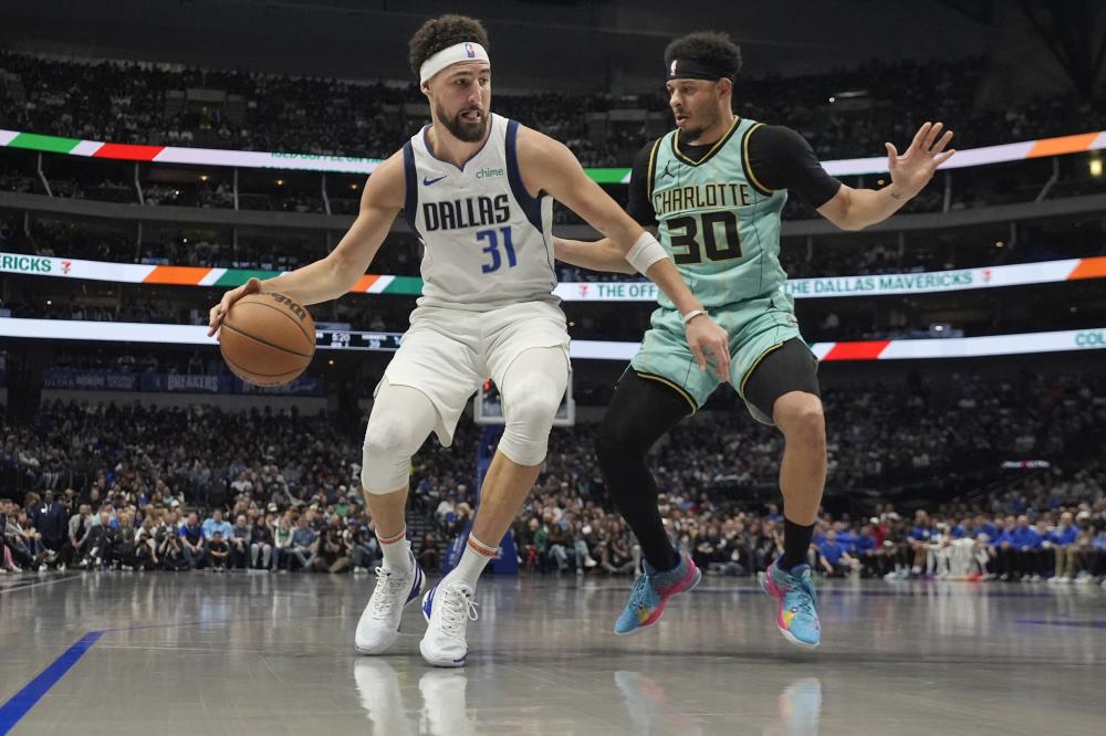 浓眉复出轻松12分丁威迪16+12 独行侠送篮网4连败