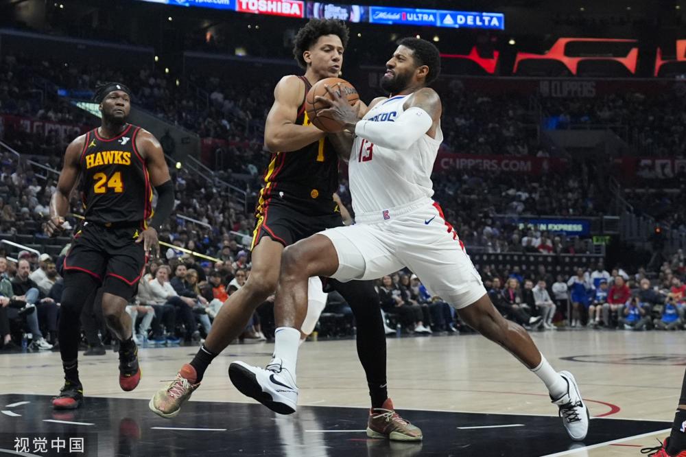 詹姆斯将离开湖人 遭东契奇质问